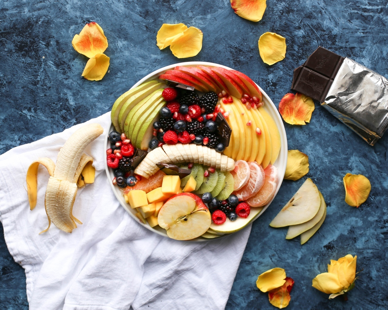 Тарелка со свежими ягодами и фруктами