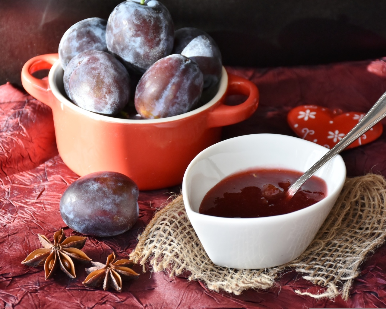 Сливовый джем с ягодами на столе