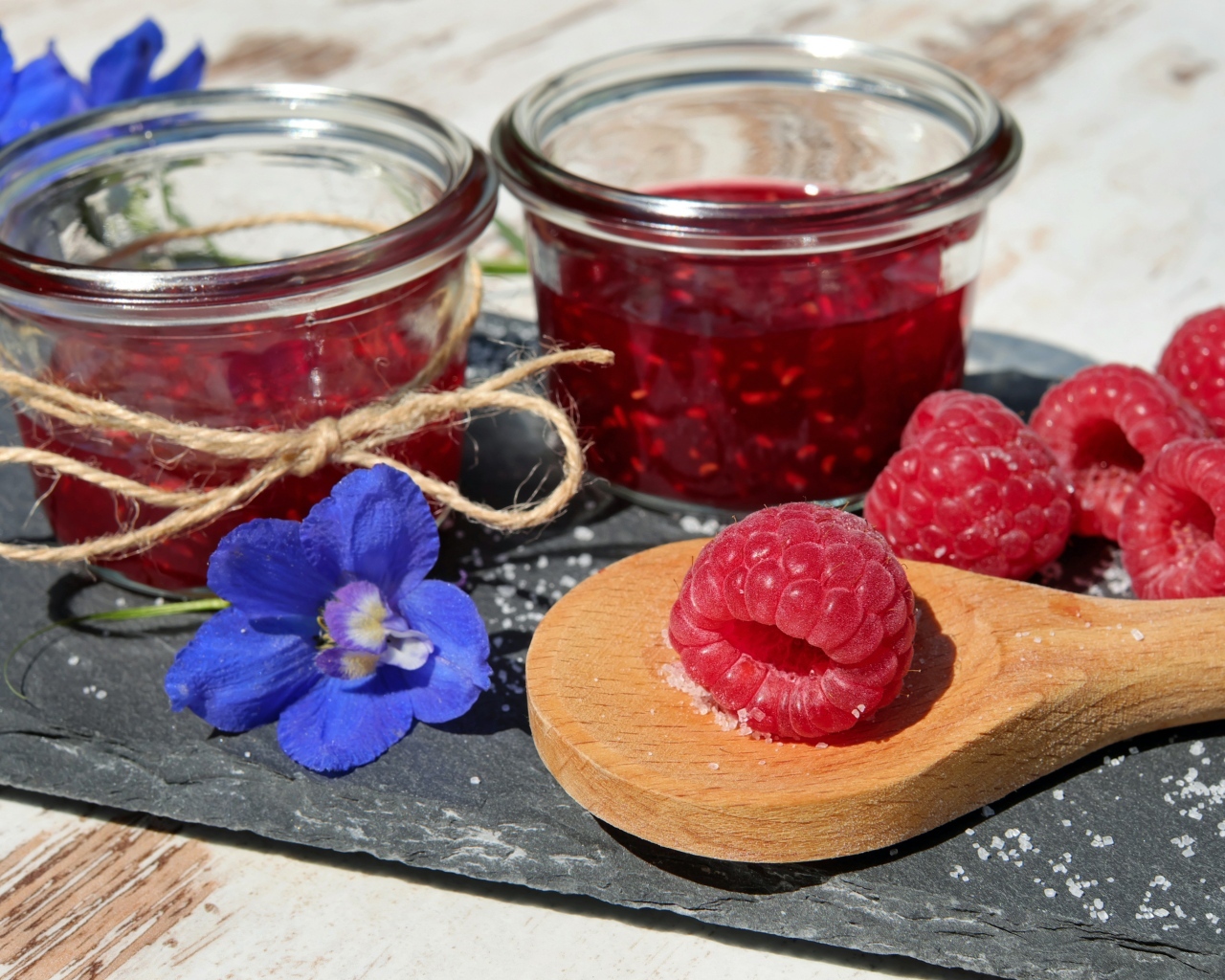 Малиновый джем на столе с ягодами