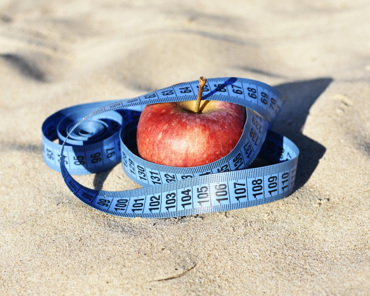 Красное яблоко для здорового питания