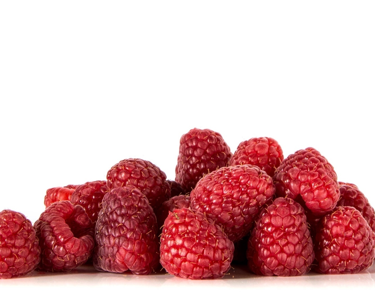 Спелые красные ягоды малины на белом фоне