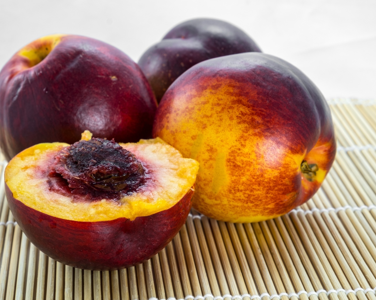 Спелый сладкий нектарин на столе