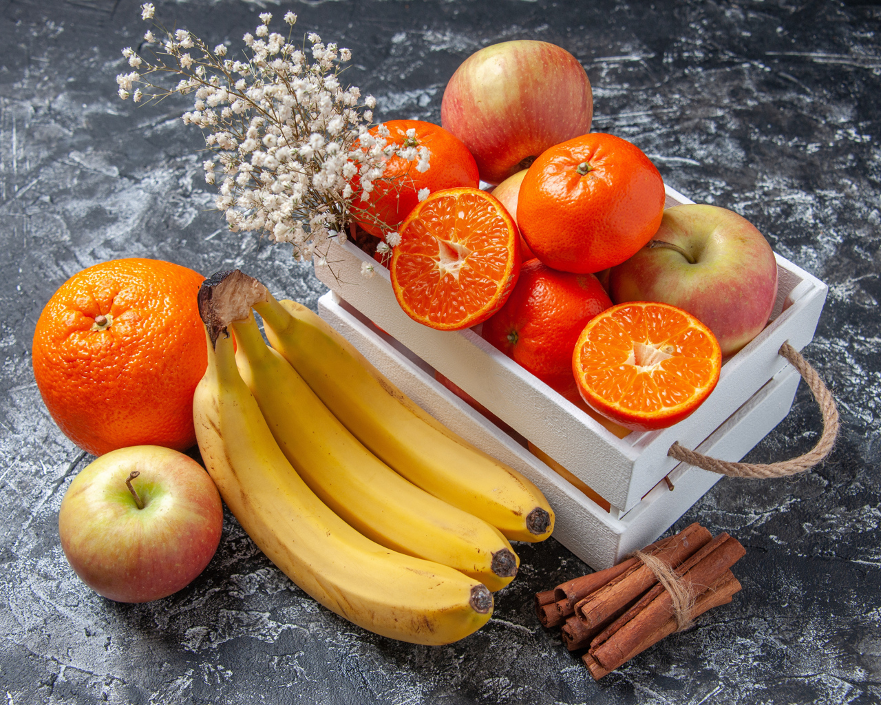 Спелые вкусные фрукты в ящике на столе