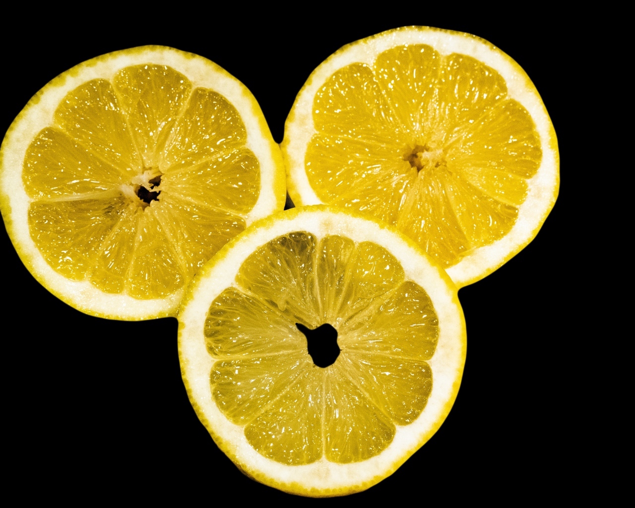 Нарезанный лимон на черном фоне