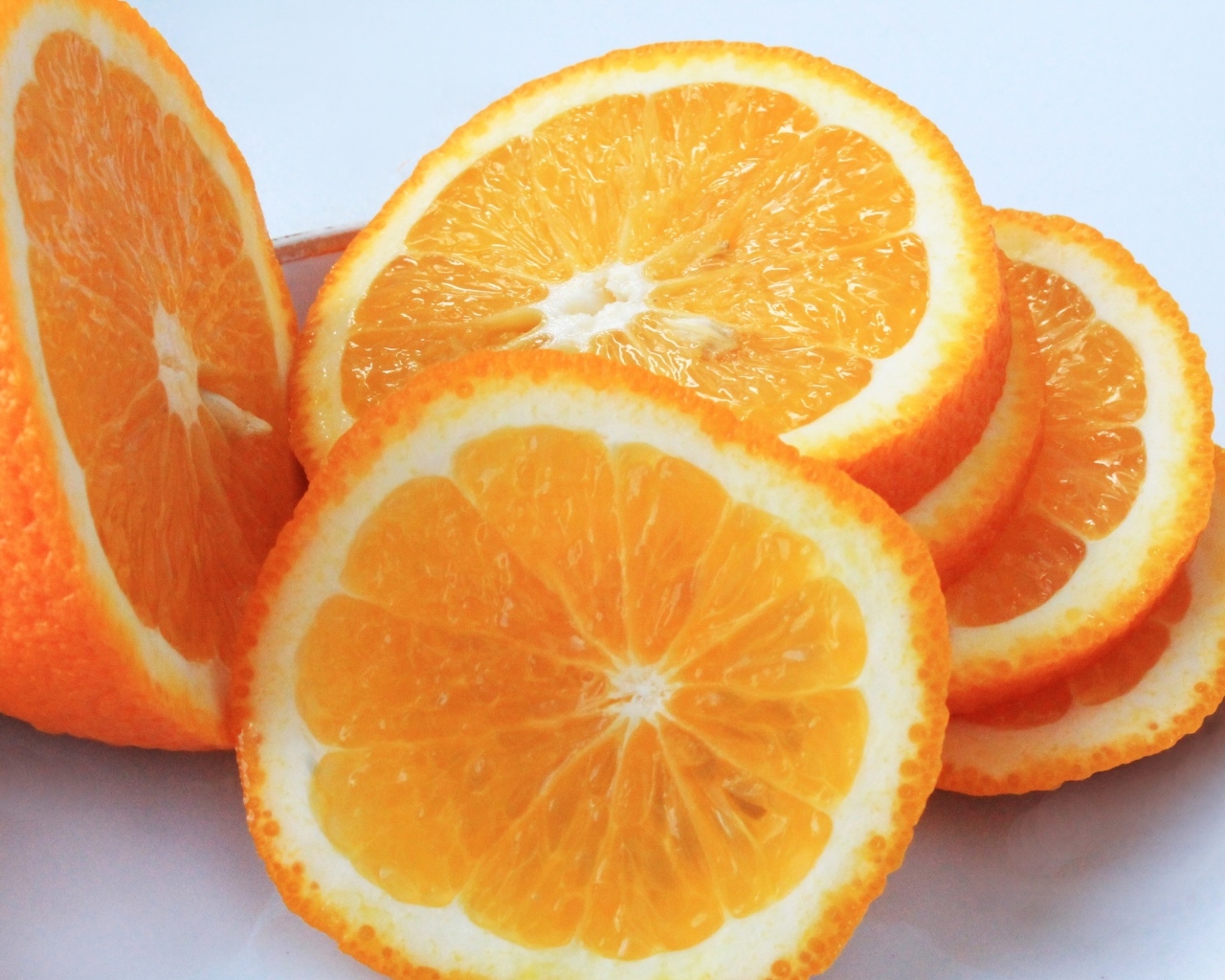 Нарезанный апельсин на тарелке