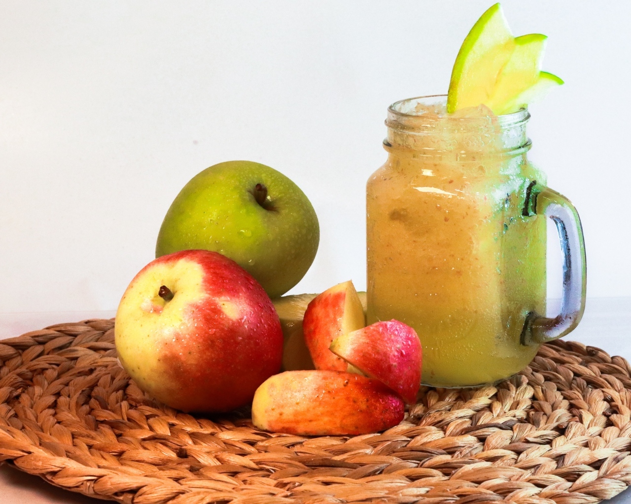 Смузи в банке на столе с яблоками