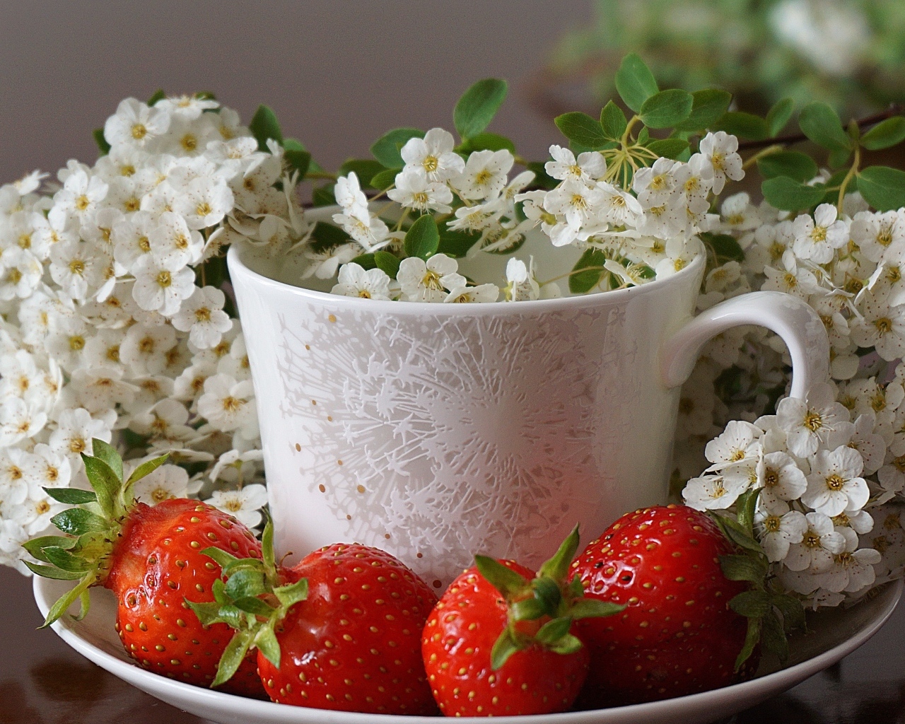 Клубника на тарелке с чашкой и белыми цветами