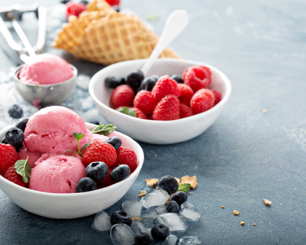 Сладкие ягоды с шариками мороженого на столе