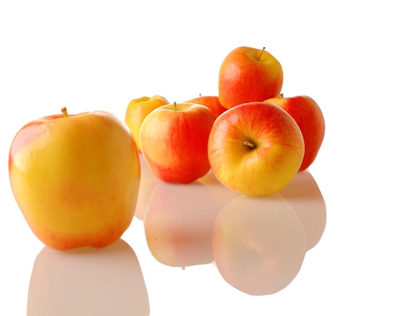 Сладкие медовые яблоки на белом фоне