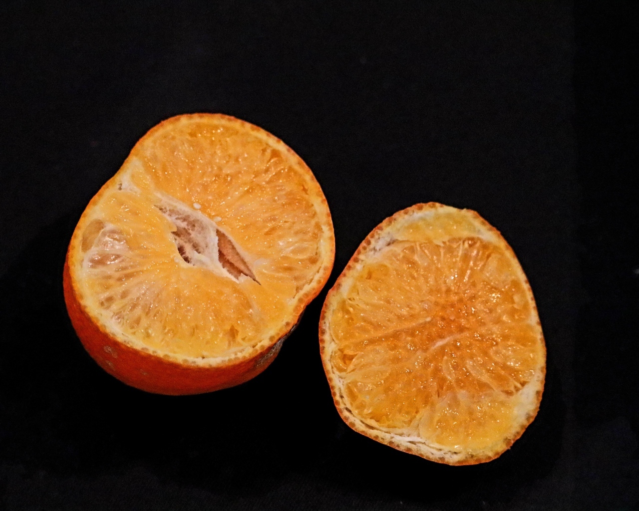 Мандарин на черном фоне крупным планом