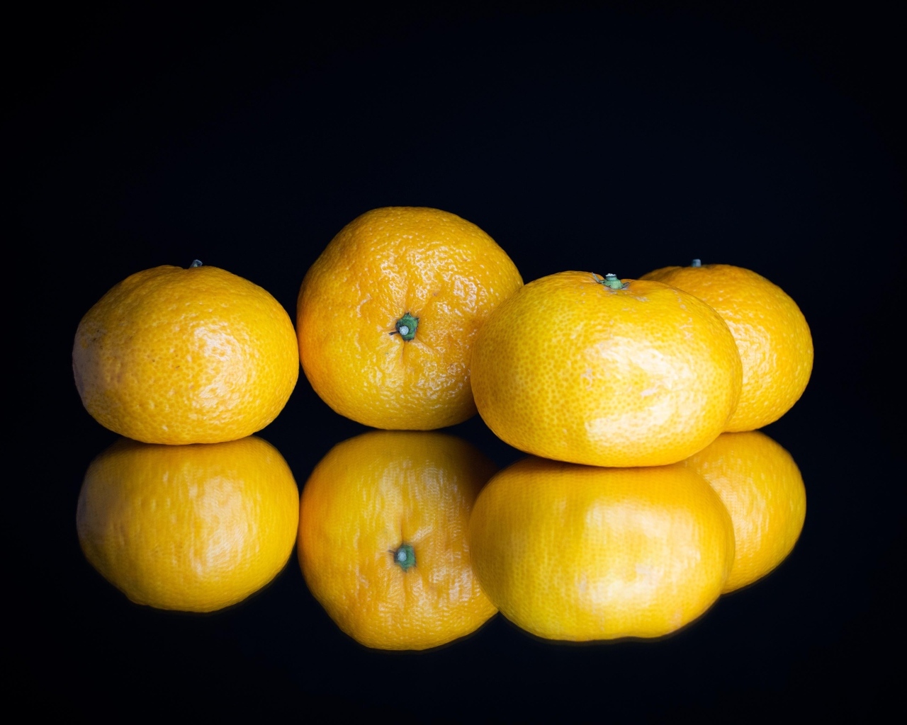 Мандарины на черном фоне