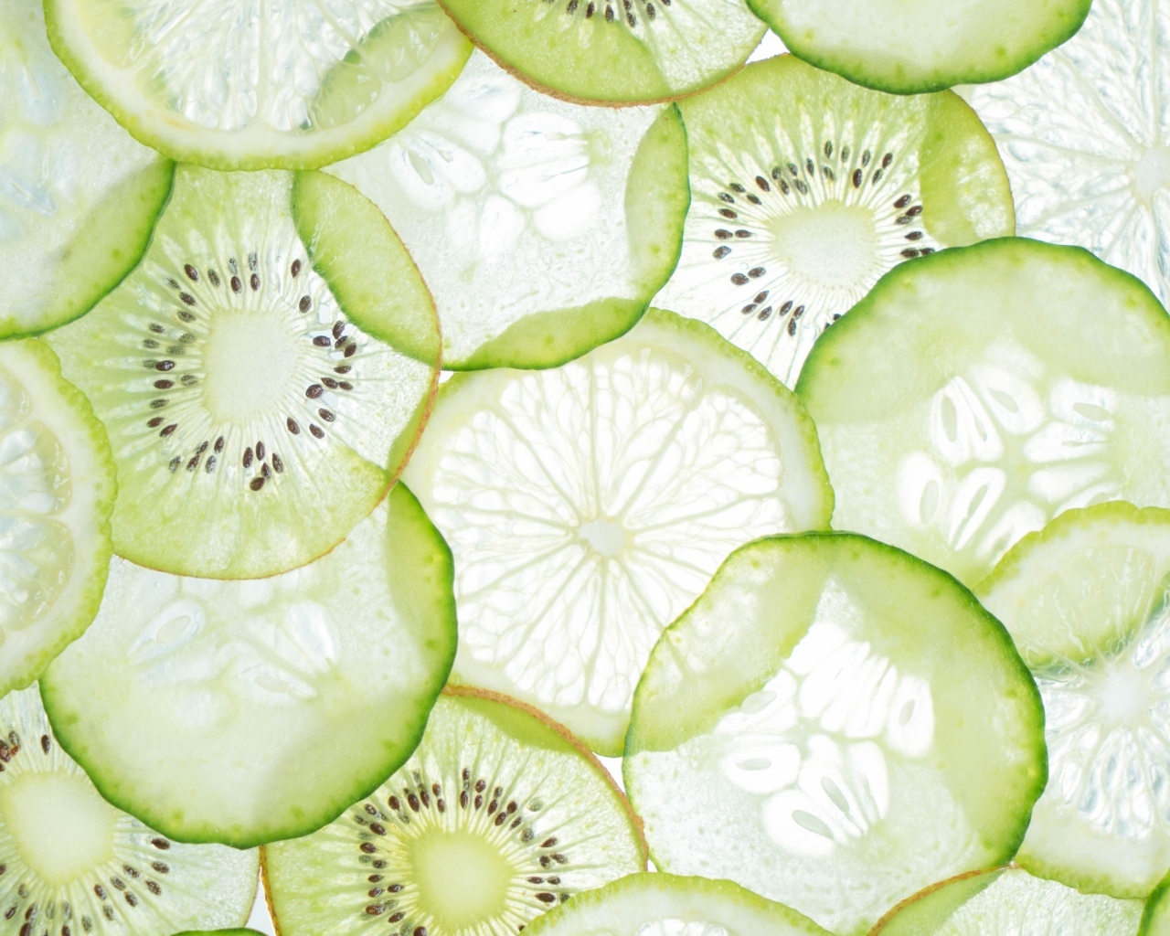 Тонкие кружочки киви, лимона и огурца