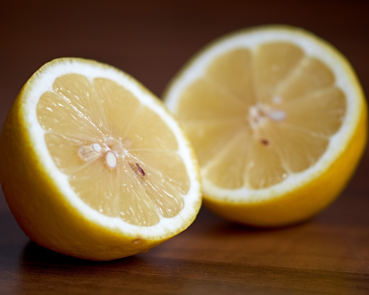 Две половины лимона столе 