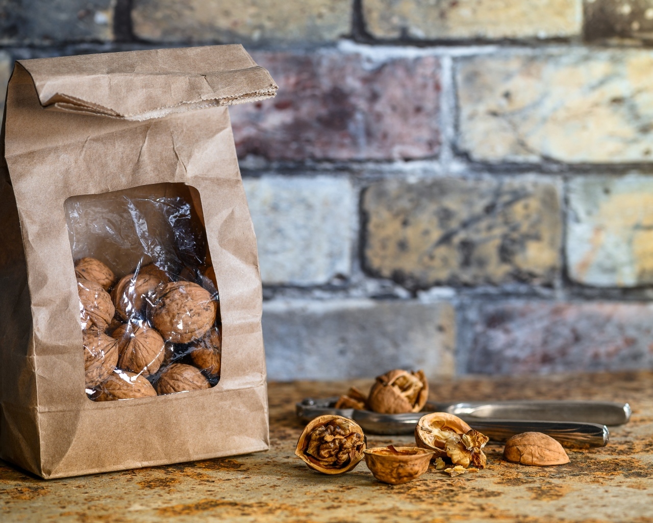 Грецкие орехи в пакете у стены