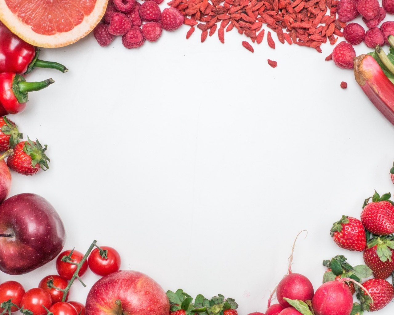 Белый фон с рамкой из фруктов и овощей