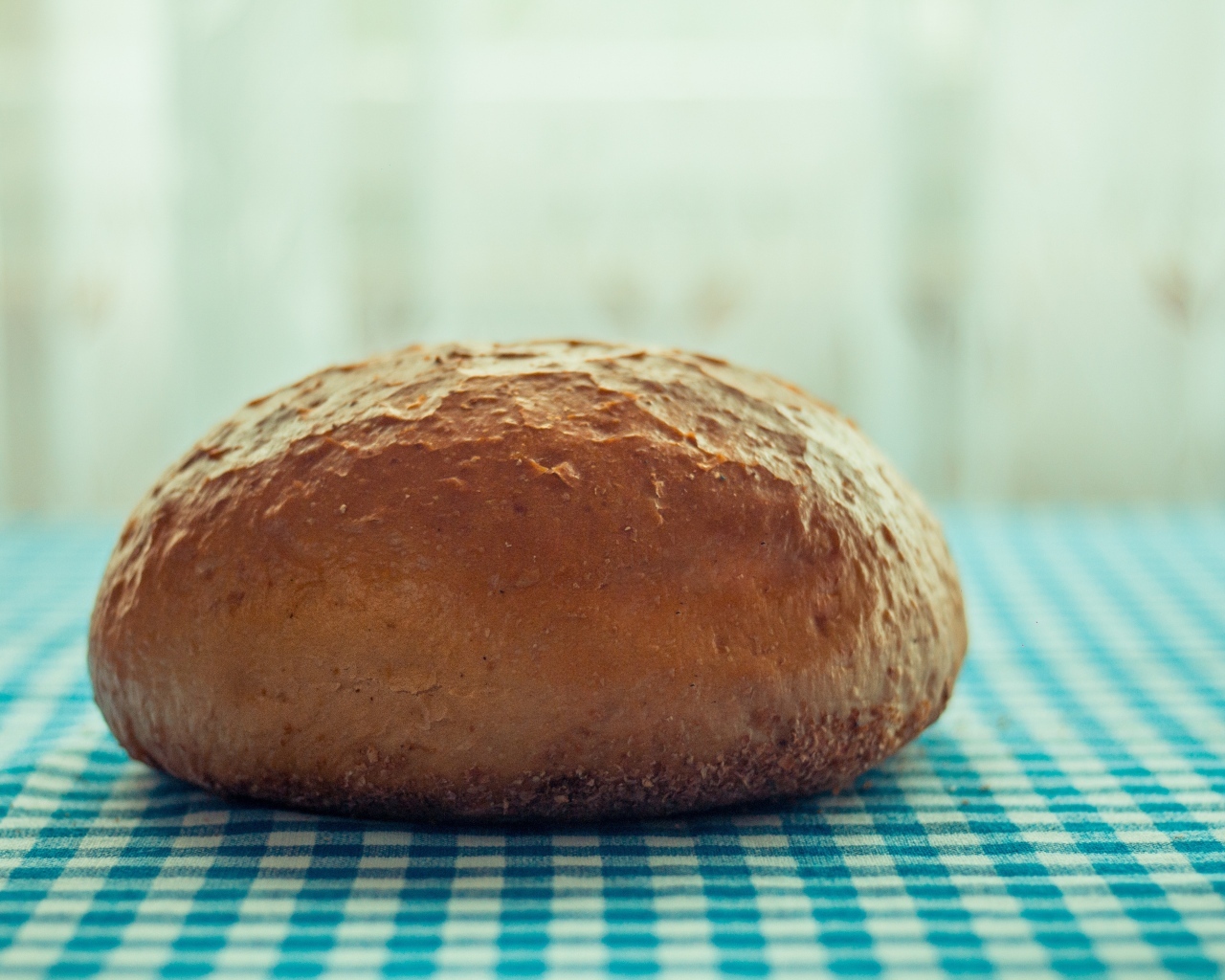 Круглая буханка хлеба лежит на столе