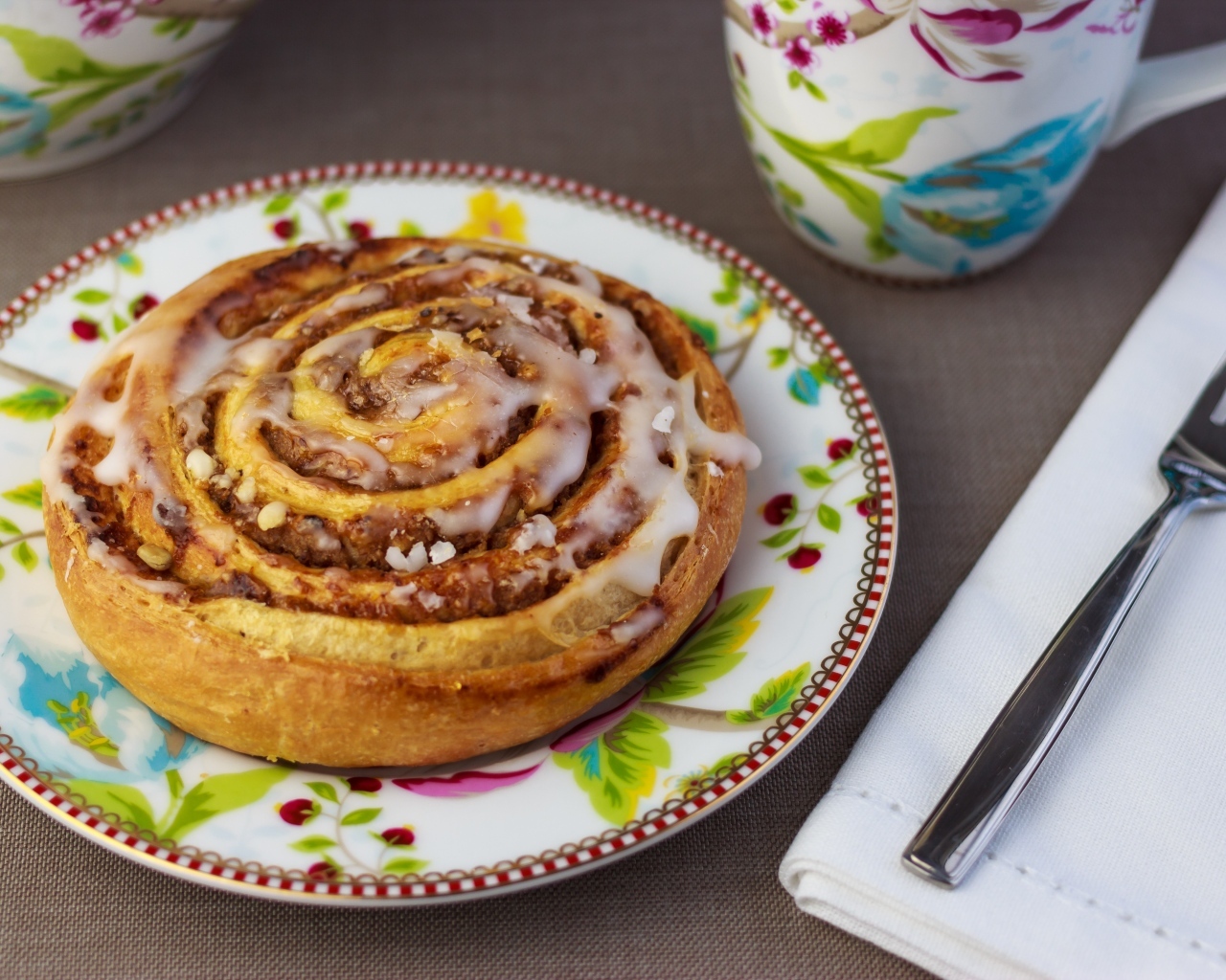 Аппетитная булочка на красивой тарелке 