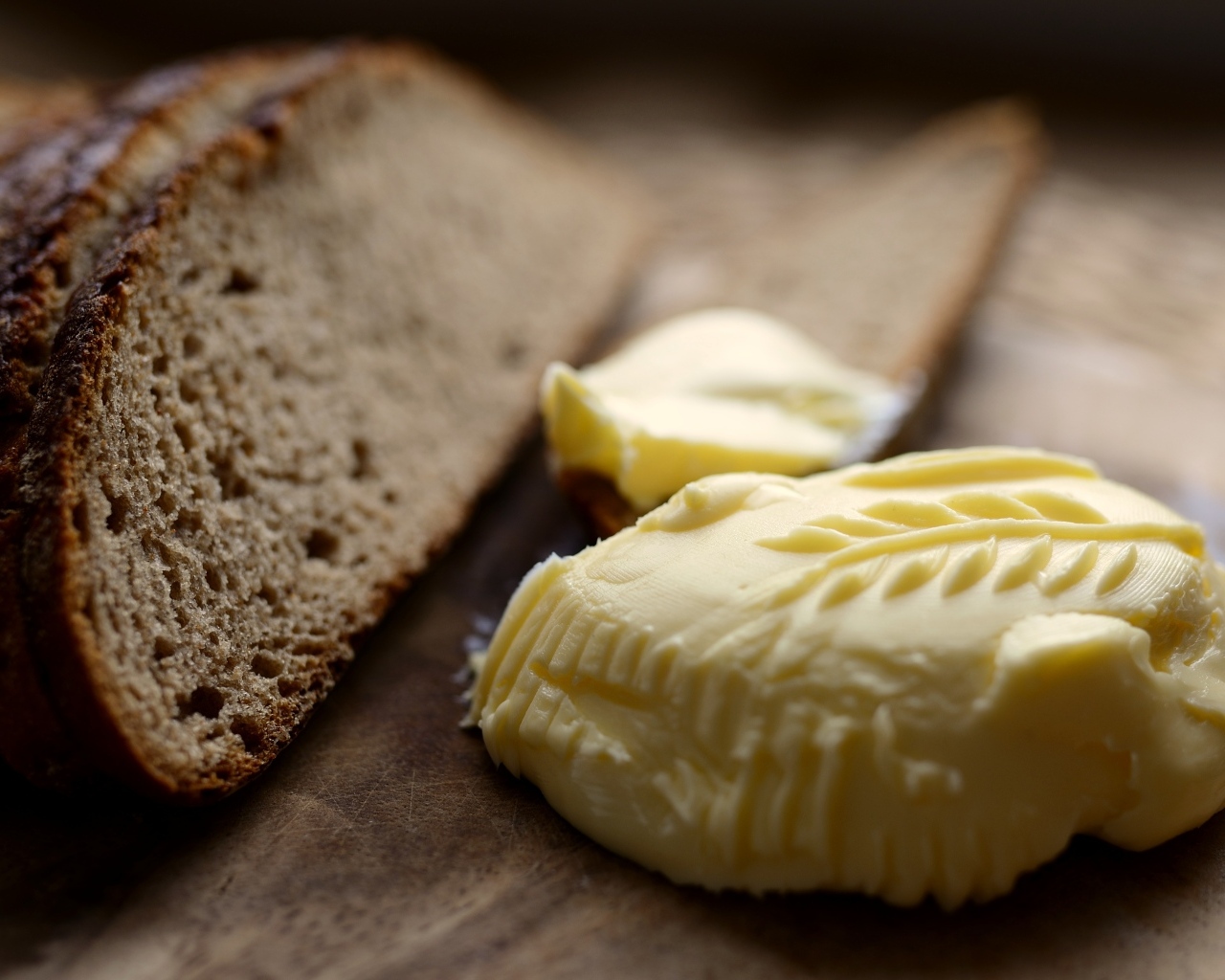Сливочное масло с хлебом на доске 