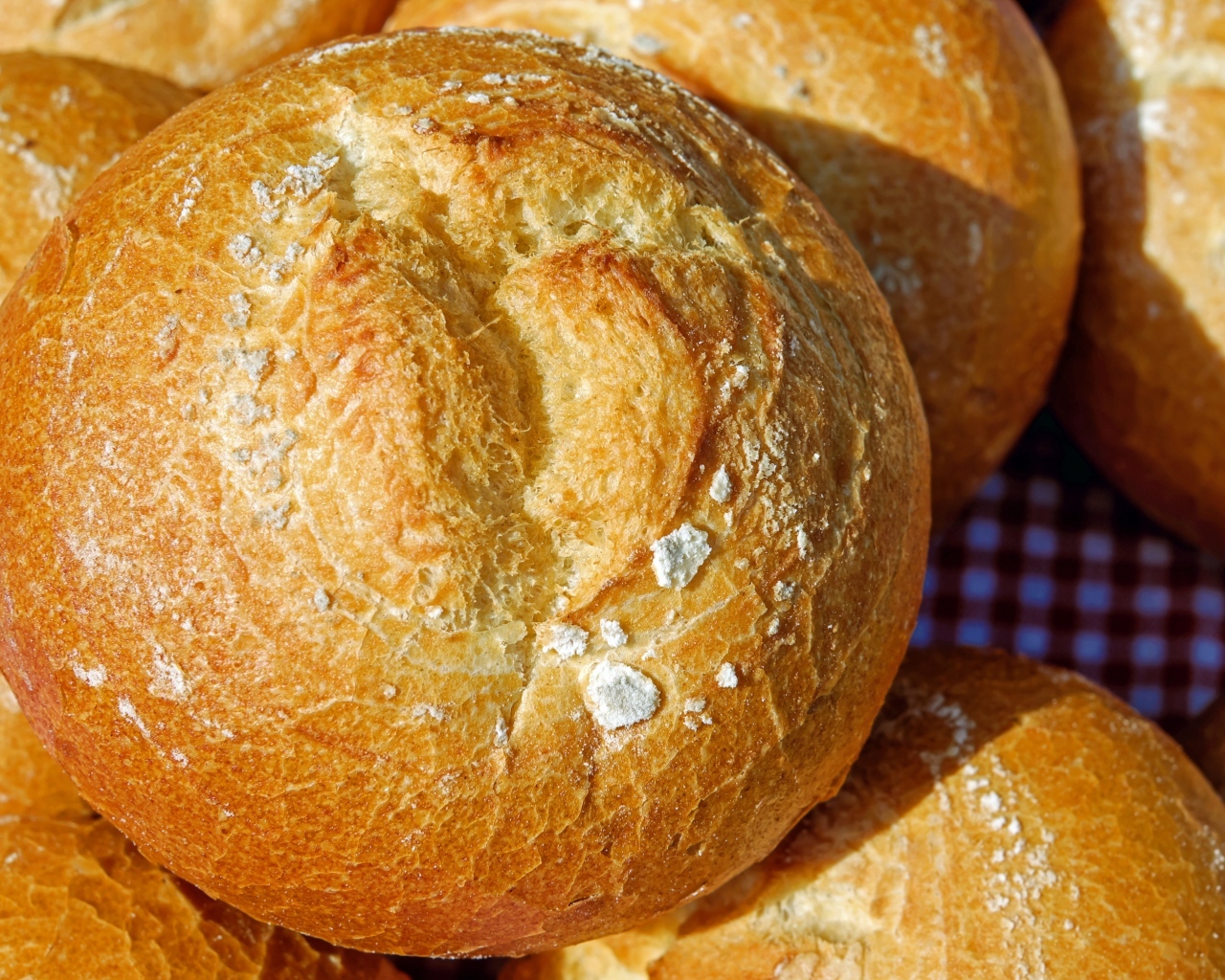 Хрустящий круглый свежий хлеб