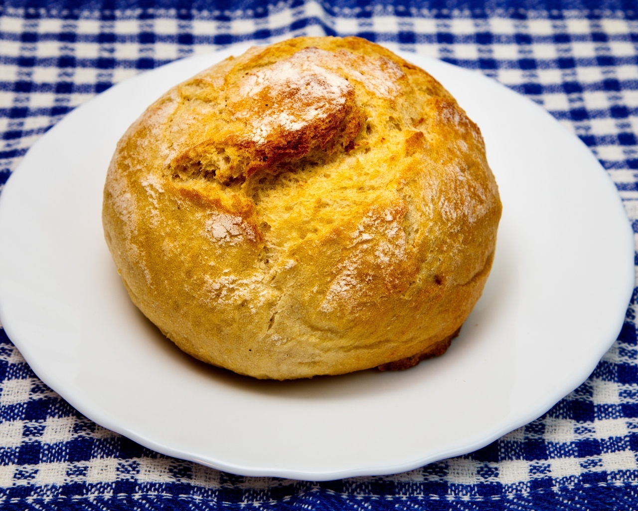 Ароматный запеченный хлеб на белой тарелке