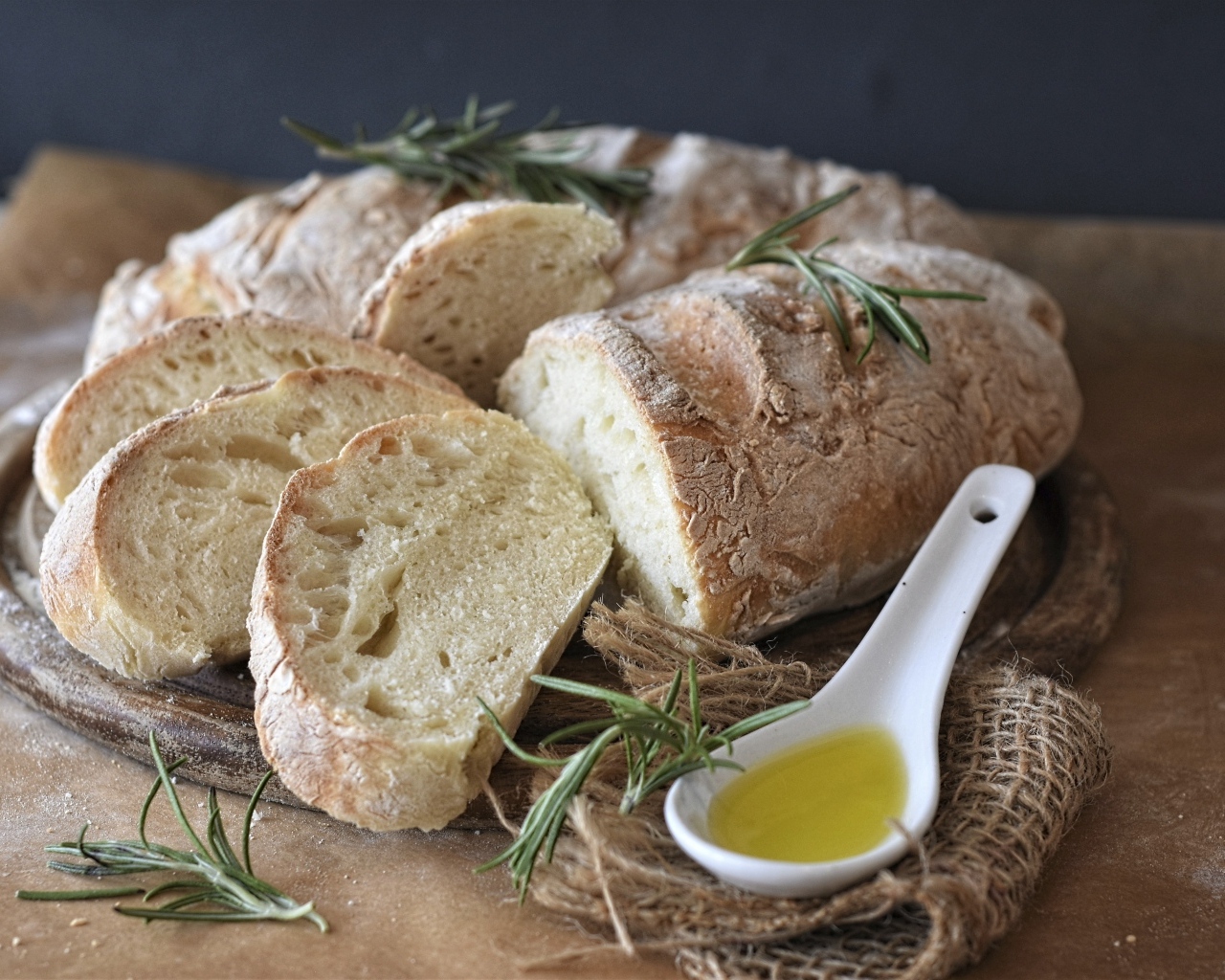 Свежий хлеб на столе с ложкой с маслом