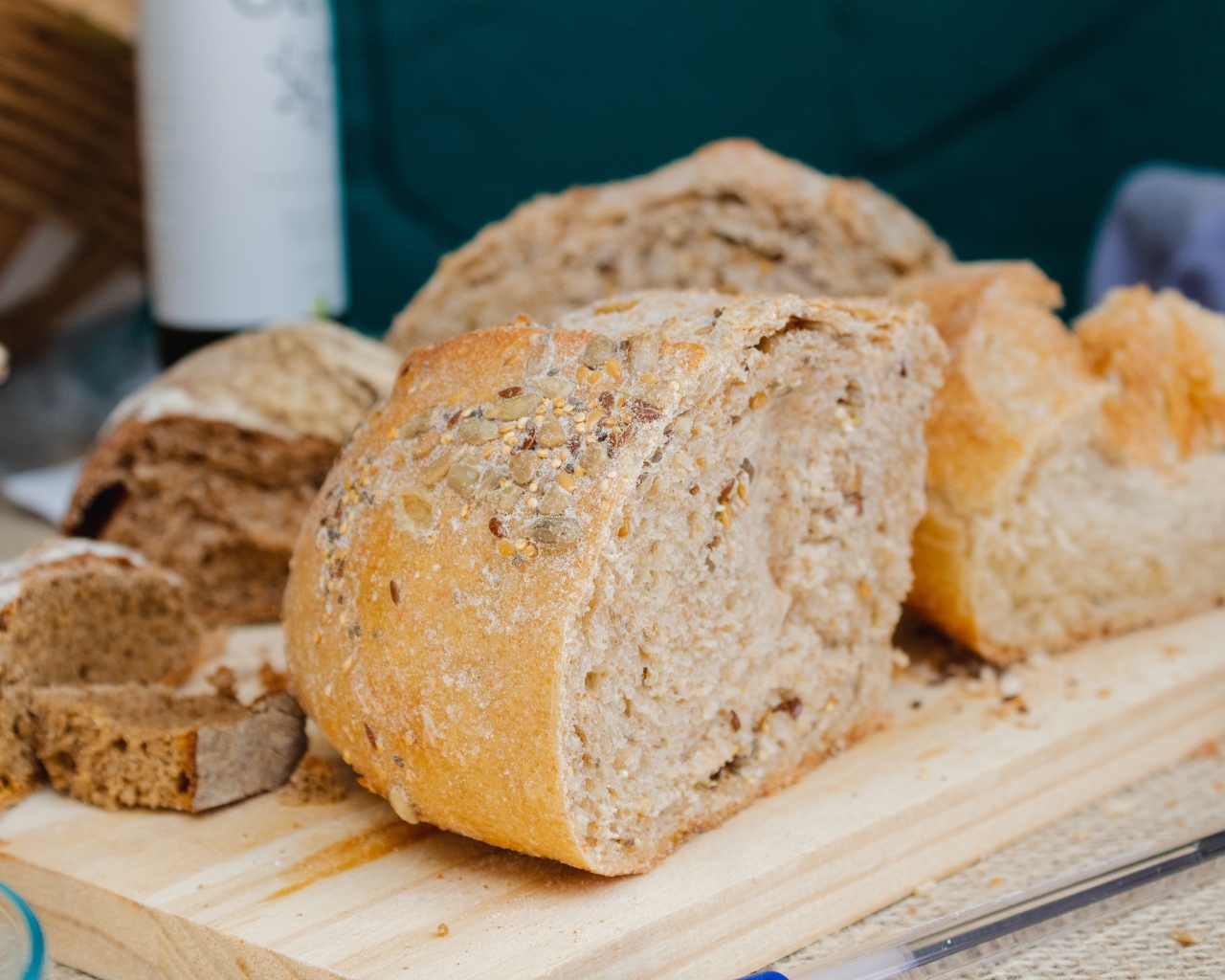 Свежий злаковый хлеб на столе