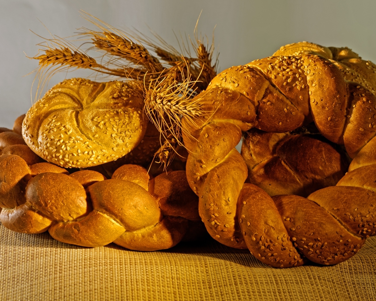 Свежие калачи с колосьями крупным планом