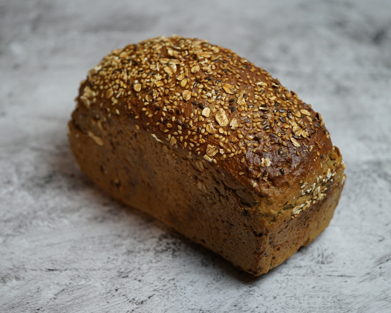 Буханка хлеба с семенами