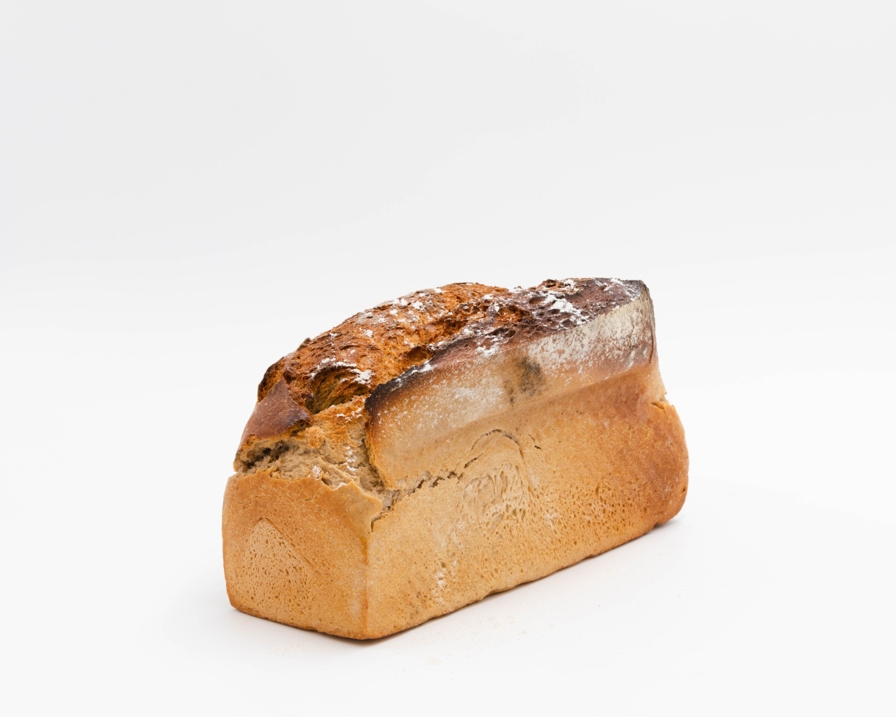 Буханка свежего хлеба на белом фоне
