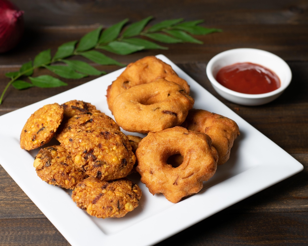 Выпечка на тарелке на столе с соусом и листом