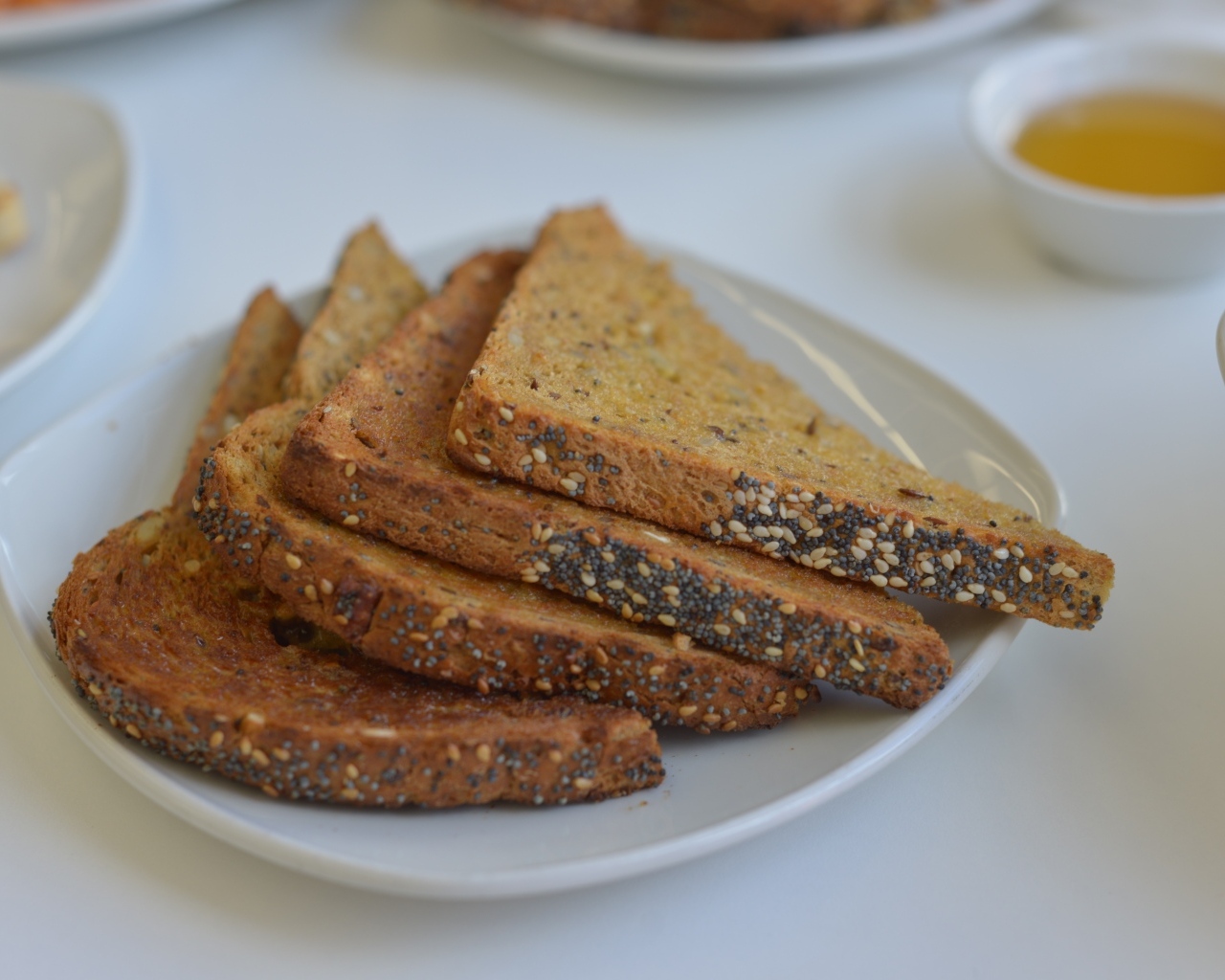 Кусочки хлеба на столе на завтрак 