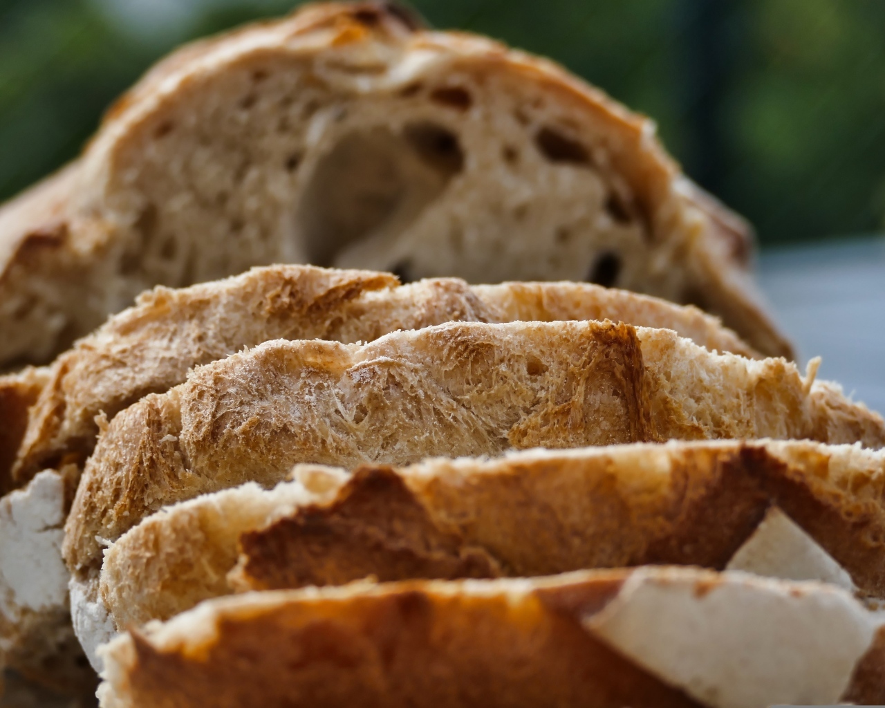 Нарезанный хлеб на столе 