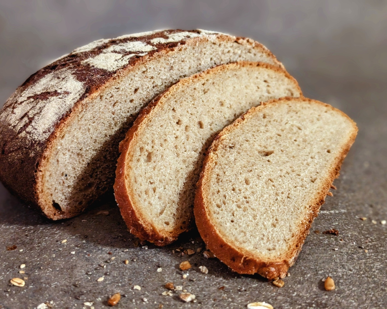 Нарезанный свежий ароматный хлеб