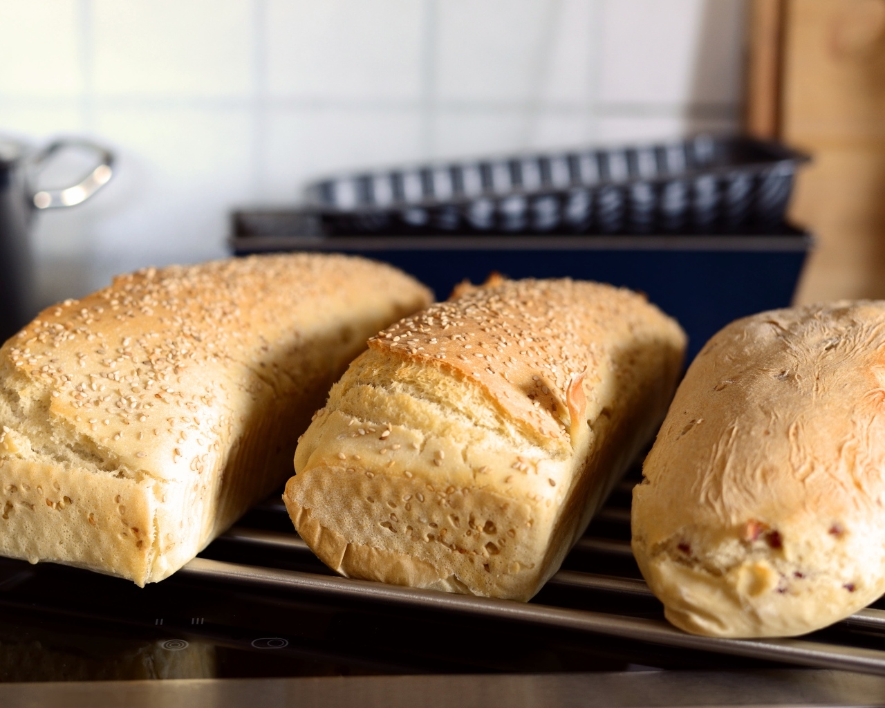 Три буханки свежего хлеба