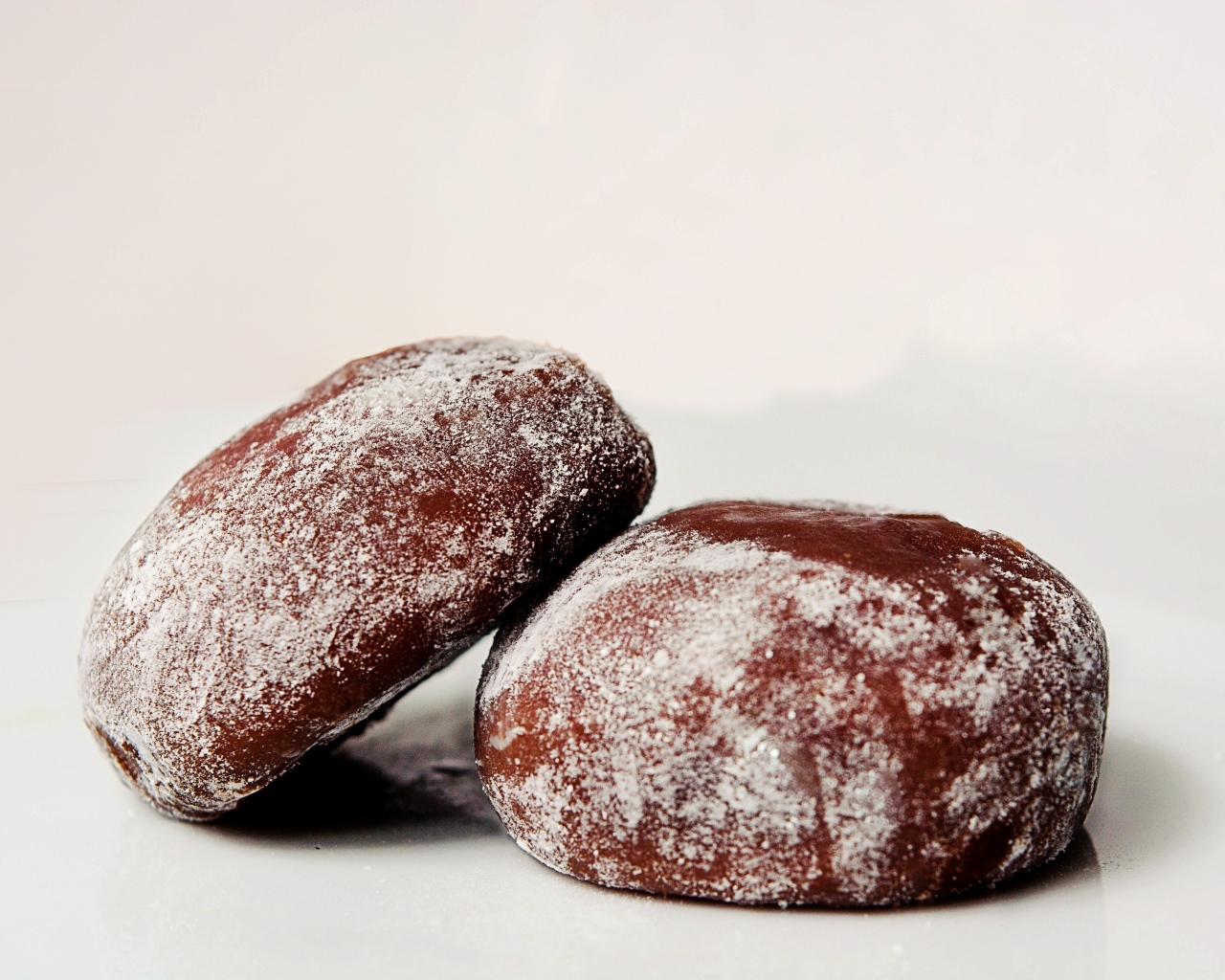 Две буханки ржаного хлеба на сером фоне