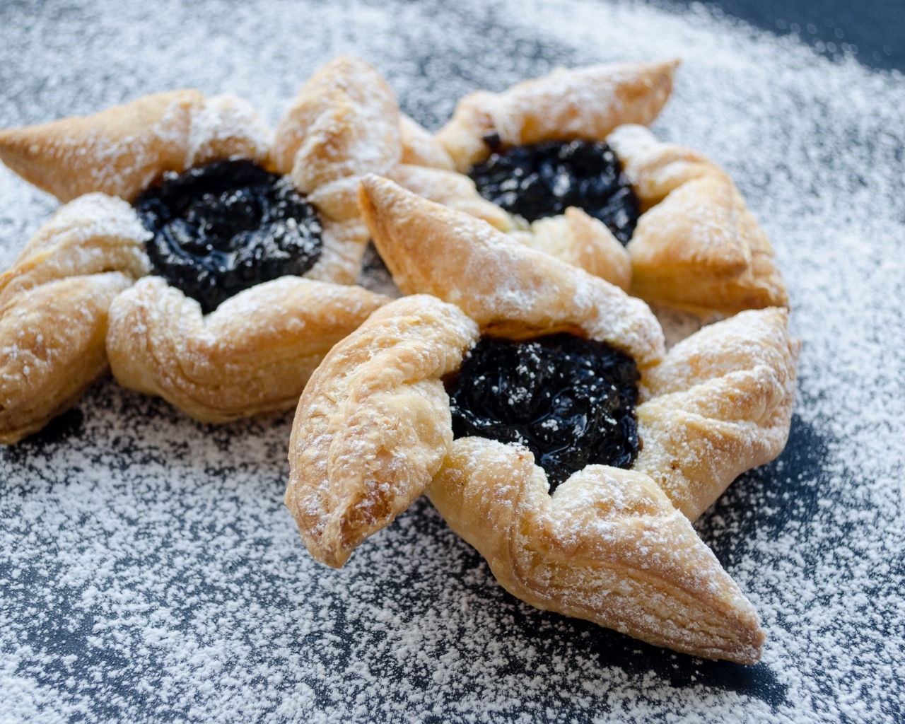 Аппетитное печенье с джемом и сахарной пудрой