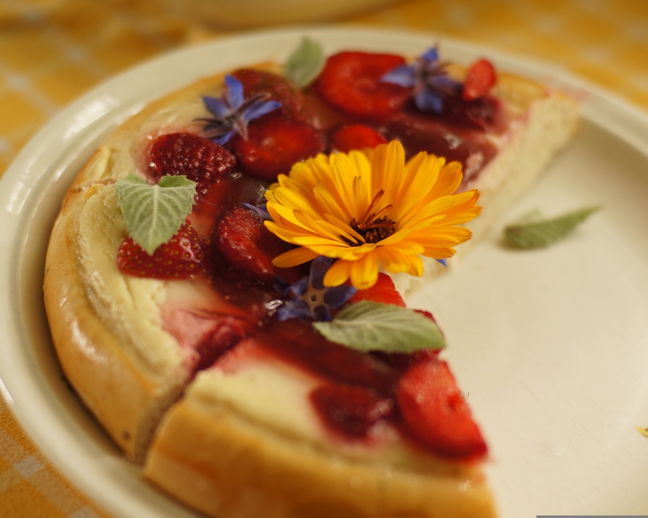 Аппетитный пирог с ягодами клубники и цветами