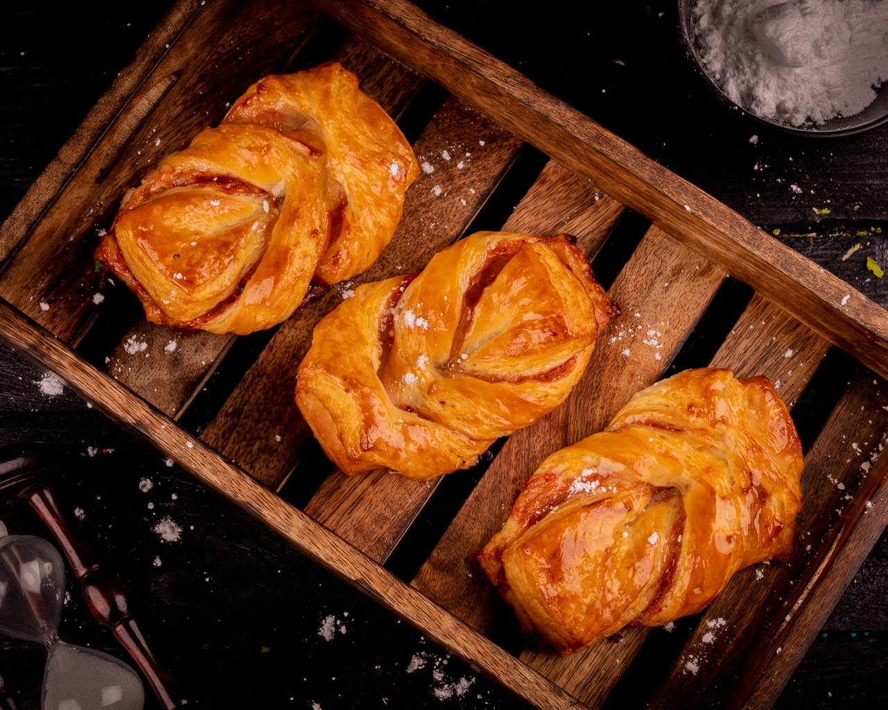 Аппетитные сладкие булочки на столе с сахарной пудрой