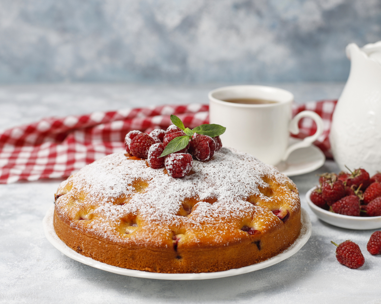 Аппетитный сладкий пирог с малиной