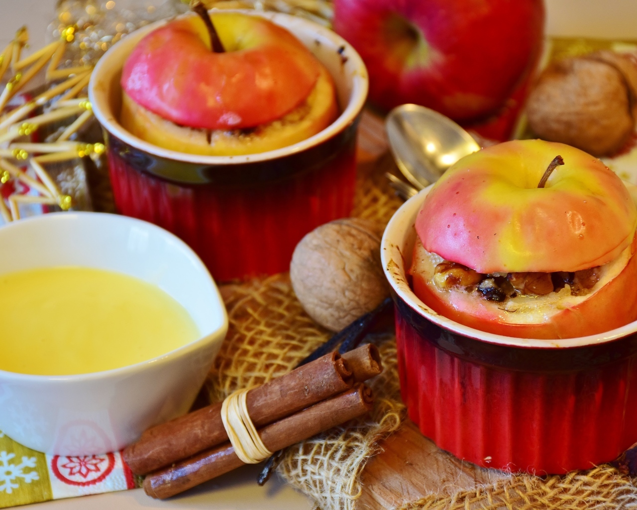 Яблоки запеченные с творогом и орехами