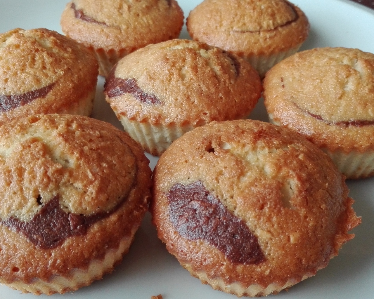 Запеченные кексы на белой тарелке крупным планом