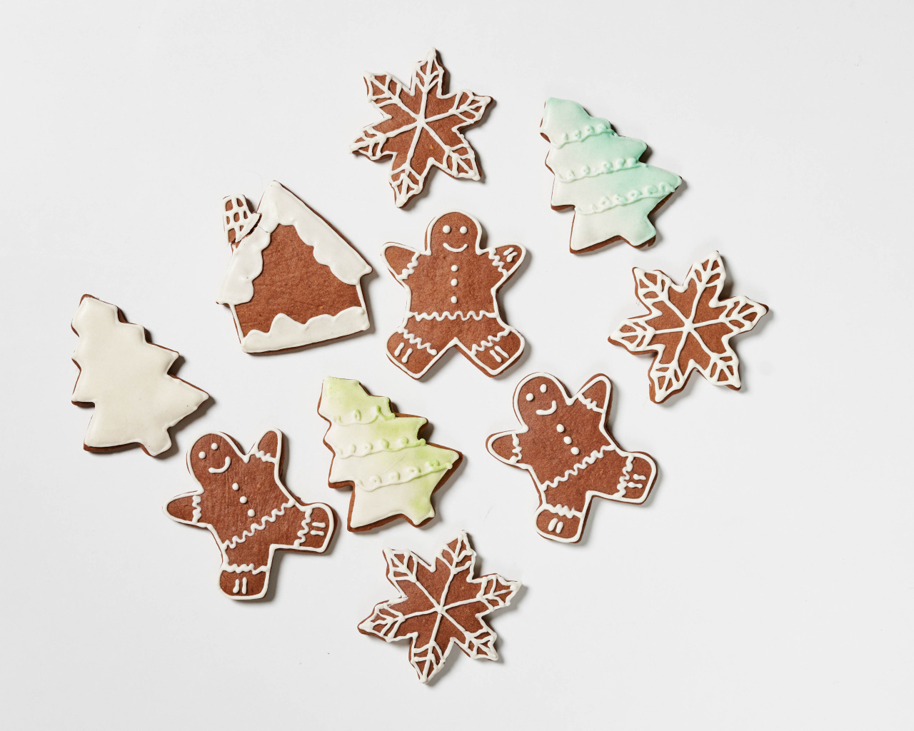 Красивое новогоднее печенье на белом фоне