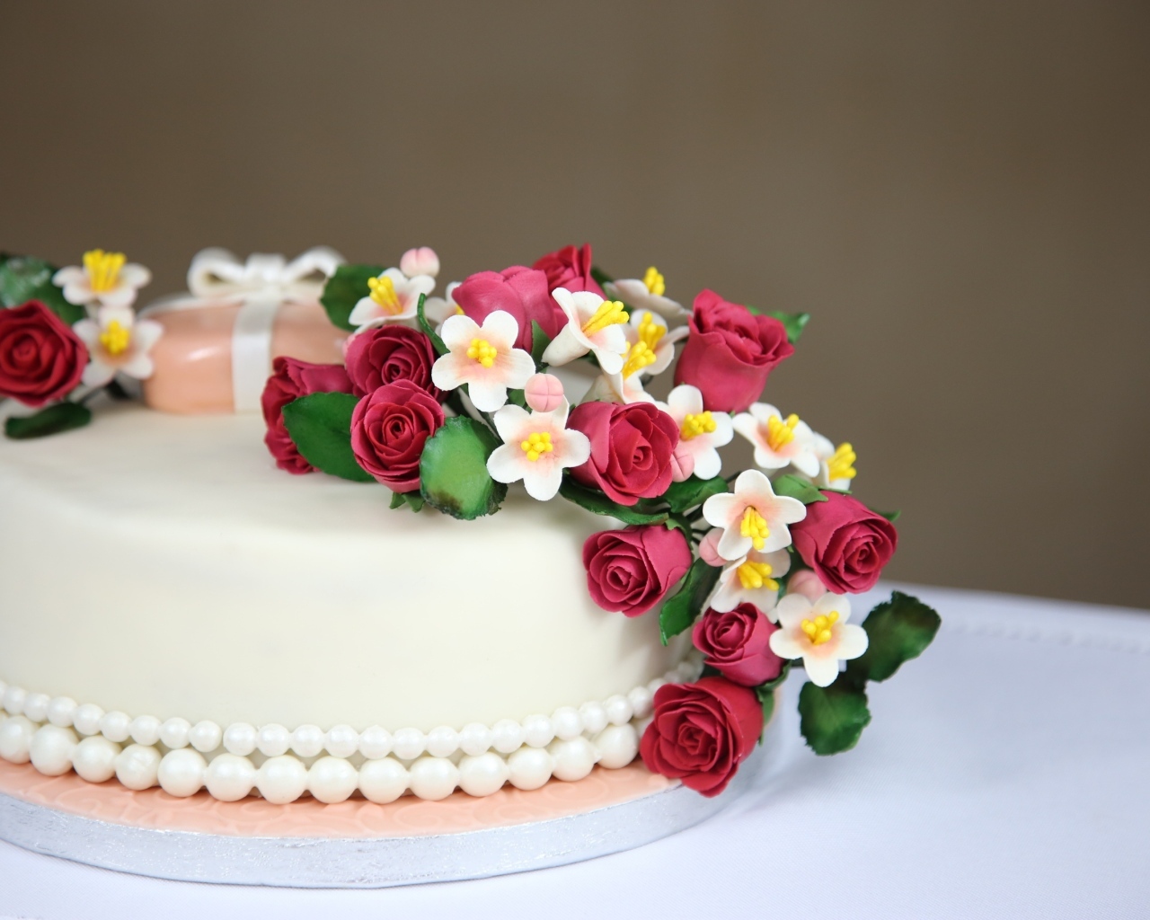 Красивый праздничный торт с цветами