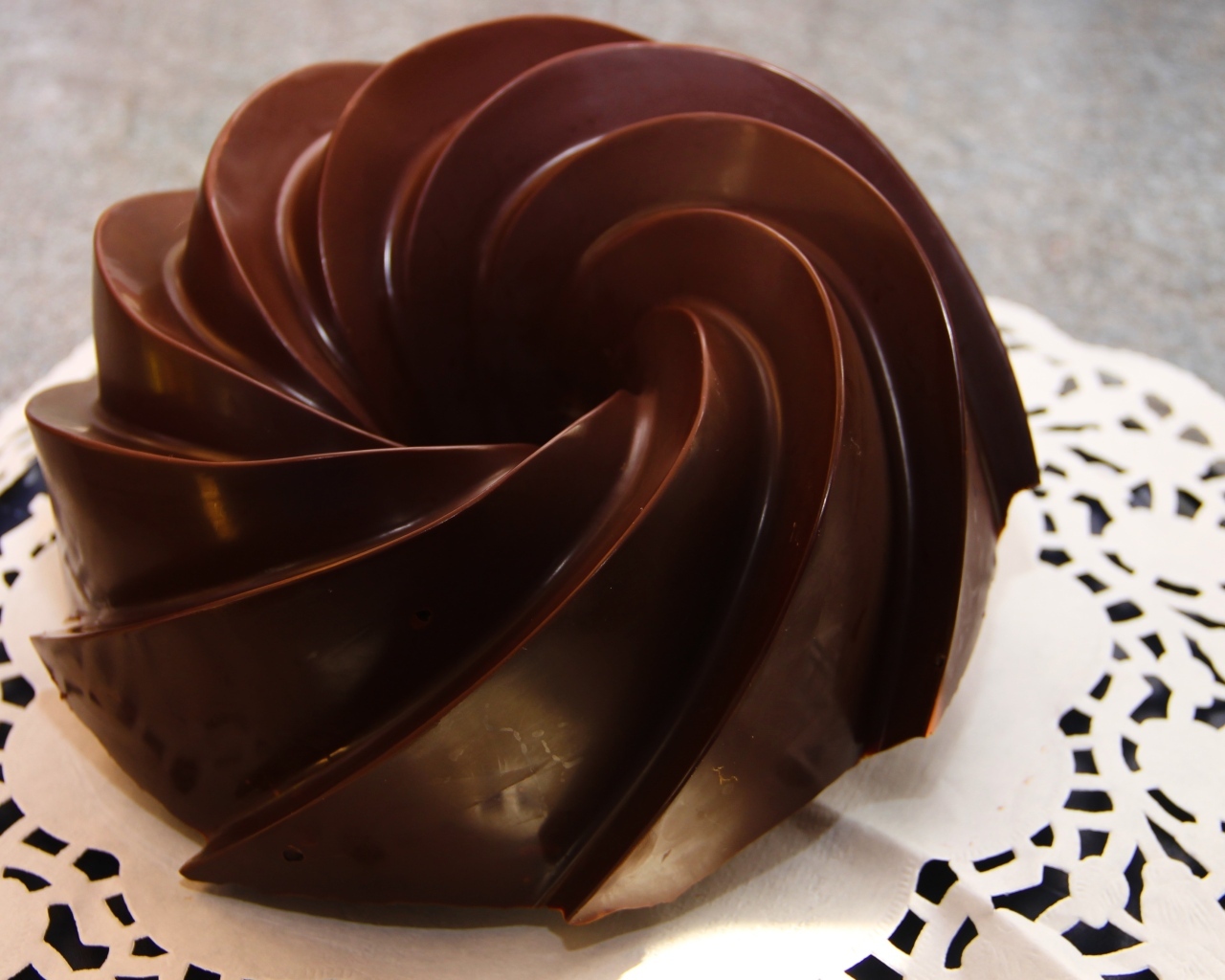 Красивый шоколадный десерт на тарелке