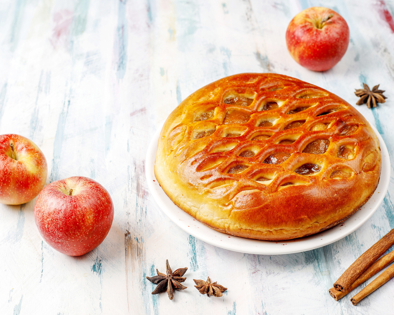 Красивый пирог на столе с яблоками и корицей