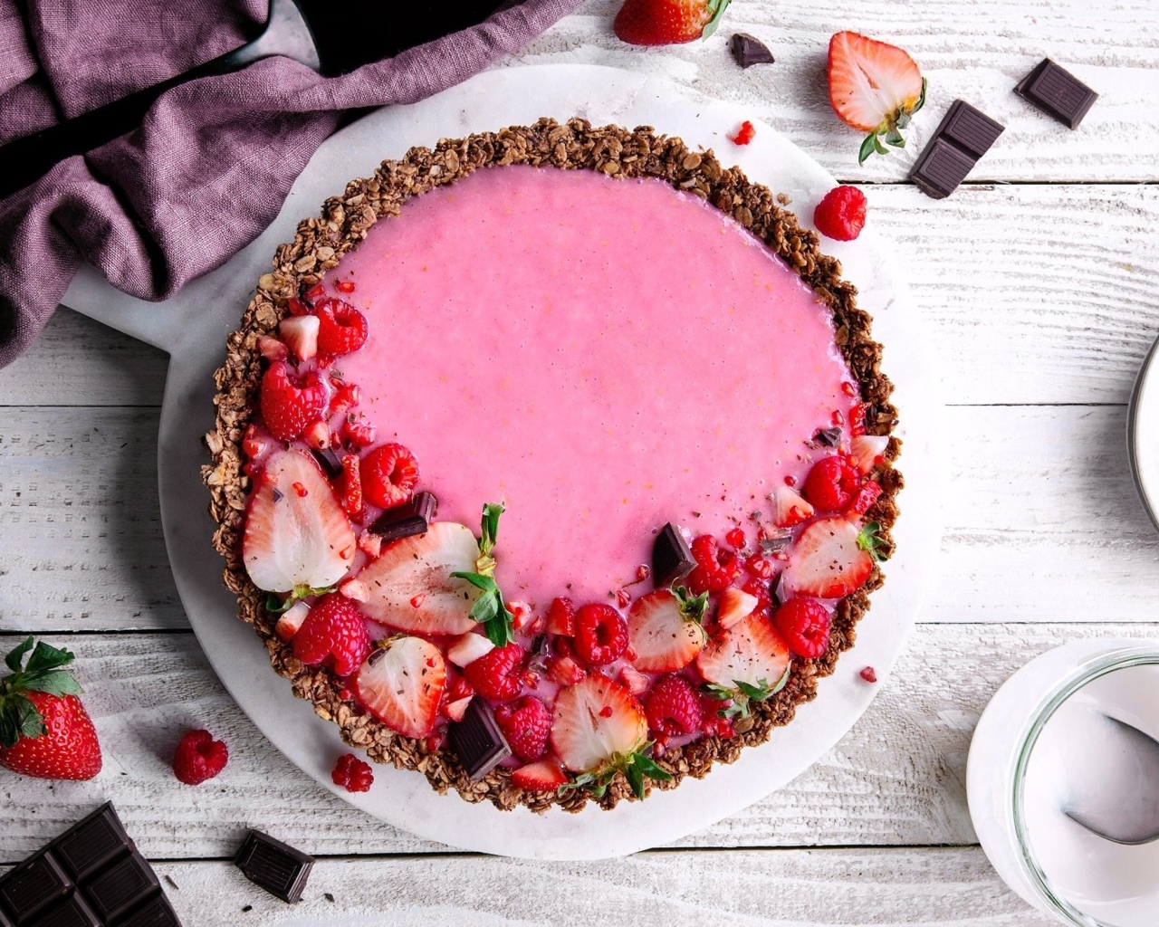 Красивый сладкий торт с ягодами