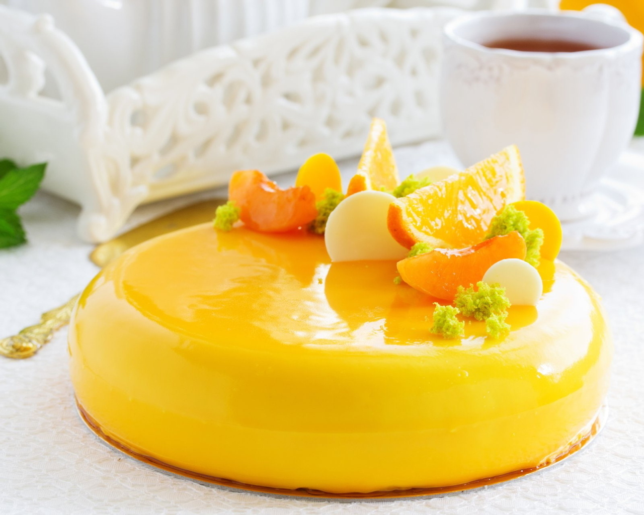 Красивый желтый торт с фруктами