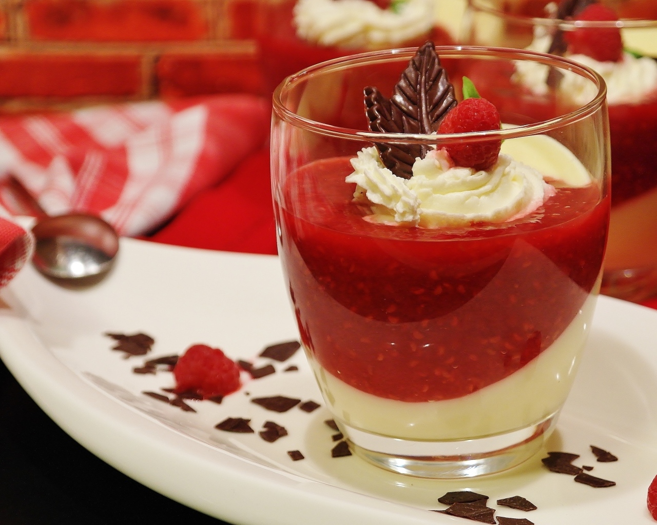 Ягодный десерт с кремом и взбитыми сливками