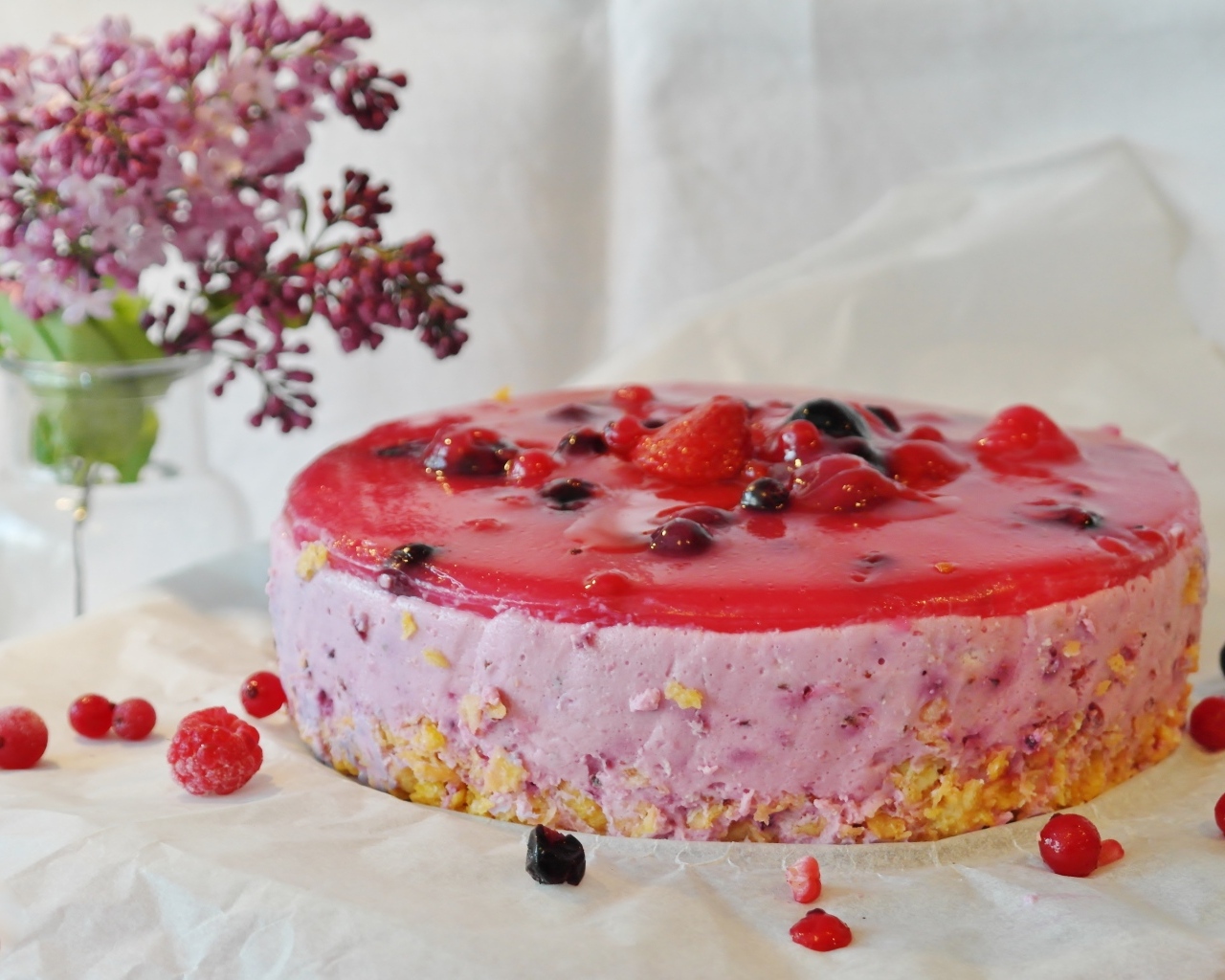 Ягодный торт суфле на столе с сиренью 