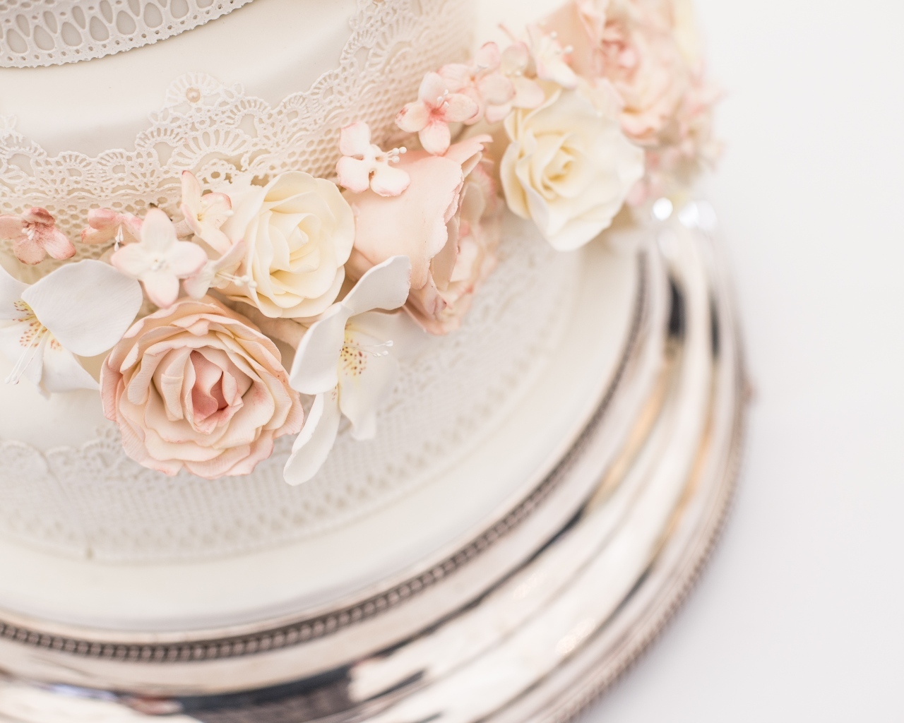 Большой свадебный торт с цветами